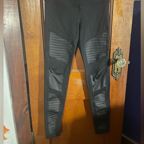Alo Yoga Moto leggings - Picture 5 of 6